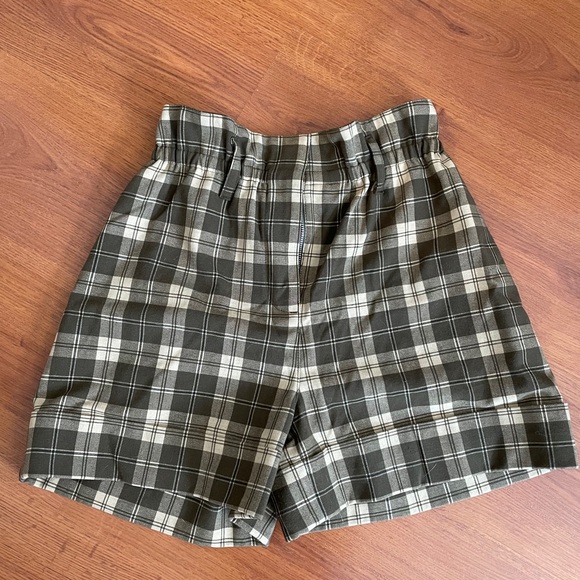 Aritzia Sunday Best Shorts - Picture 3 of 3